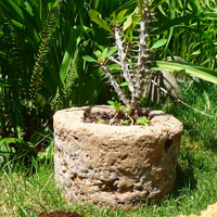 pot et jardiniaire en pierre artificielle - hyper tuffa